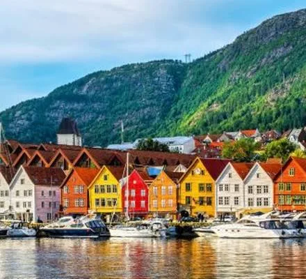 Kolorowe drewniane domy w porcie w Bergen w Norwegii